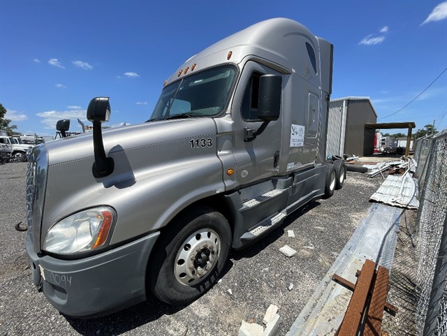 Freightliner Cascadia photo 2