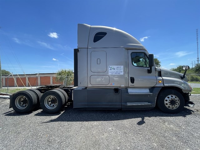 Freightliner Cascadia photo 4