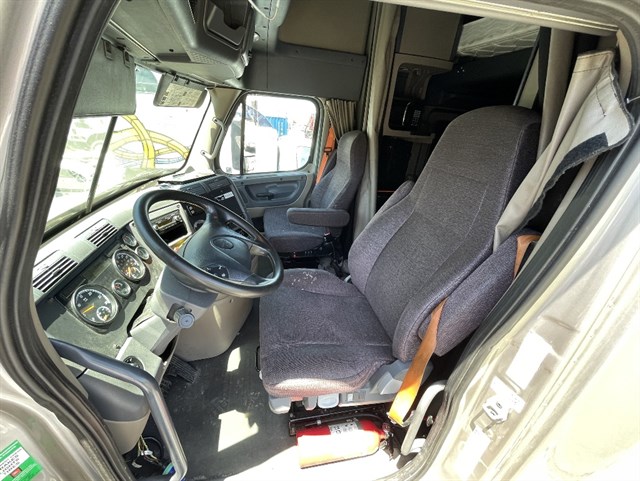 Freightliner Cascadia photo 6