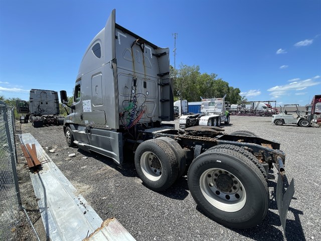 Freightliner Cascadia photo 3