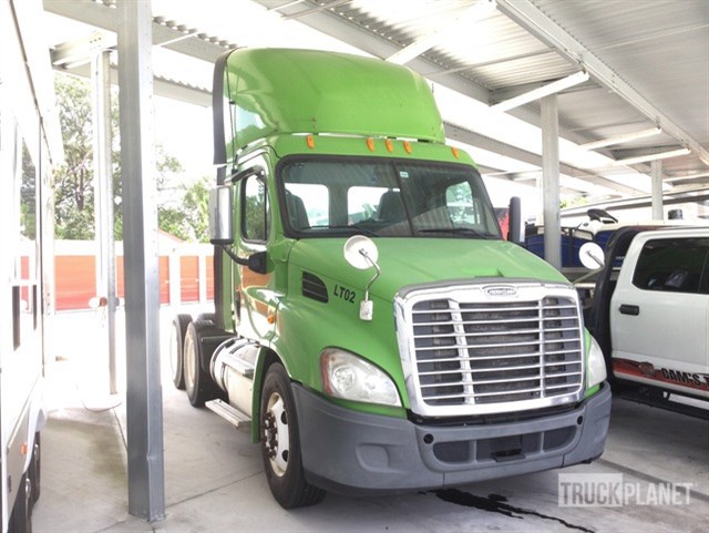 Freightliner Cascadia photo 2