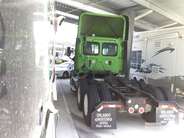 Freightliner Cascadia photo 3