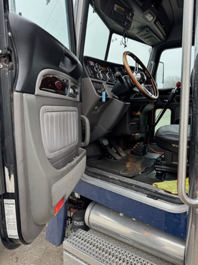 Peterbilt 389 photo 16