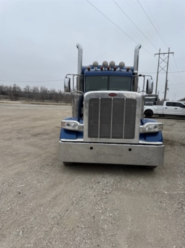 Peterbilt 389 photo 3