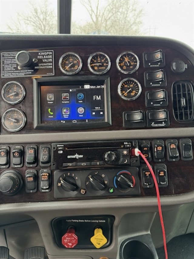 Peterbilt 389 photo 13