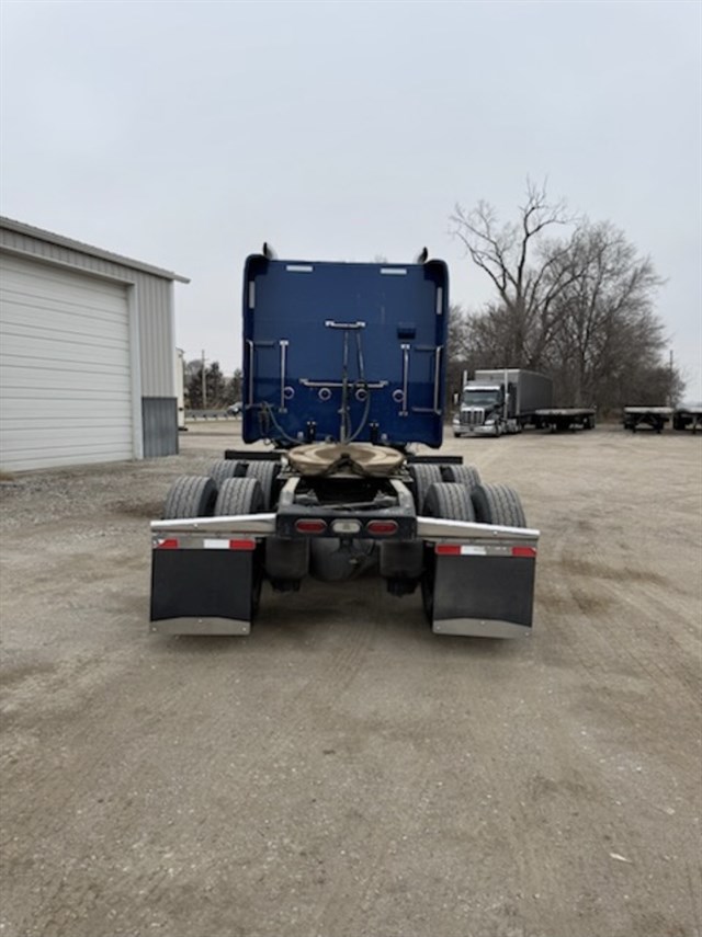 Peterbilt 389 photo 4