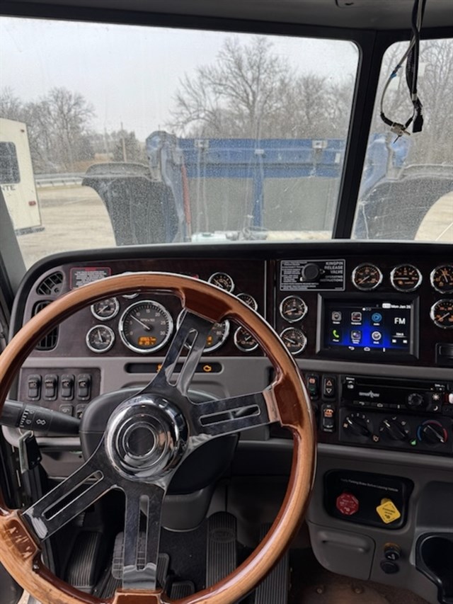 Peterbilt 389 photo 17