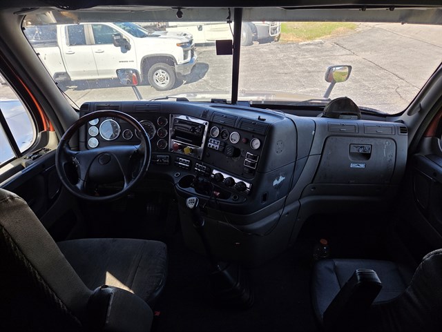 Freightliner Cascadia photo 4