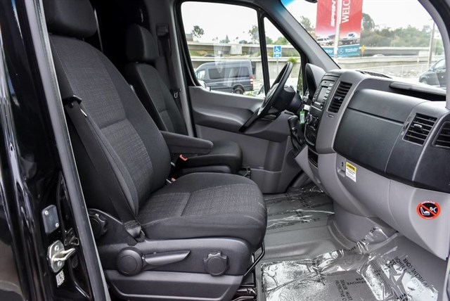 Mercedes-Benz Sprinter photo 4