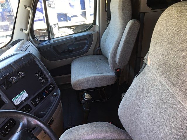 Freightliner Cascadia photo 7