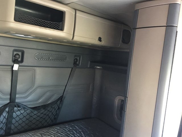 Freightliner Cascadia photo 8