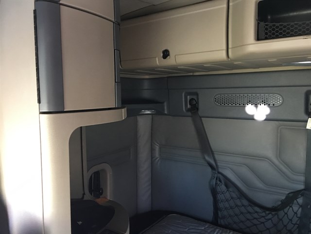Freightliner Cascadia photo 9