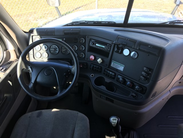 Freightliner Cascadia photo 10