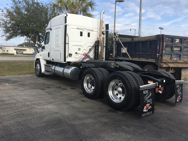 Freightliner Cascadia photo 2