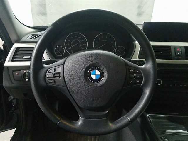 BMW 3 Series photo 11