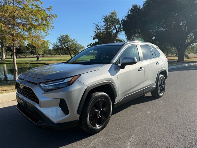 2022 Toyota RAV4 XLE's photo