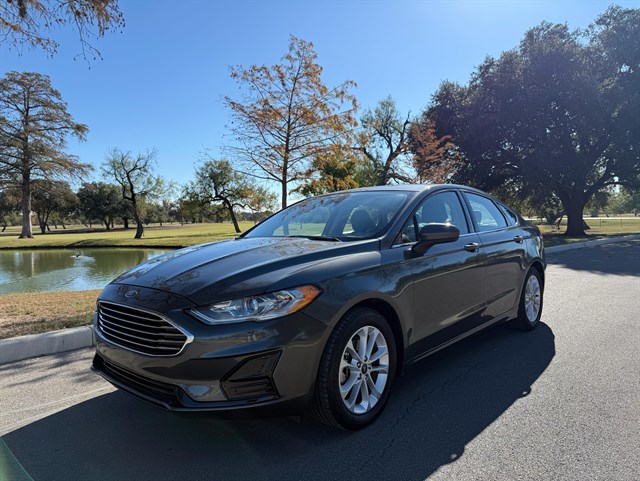 2020 Ford Fusion SE's photo