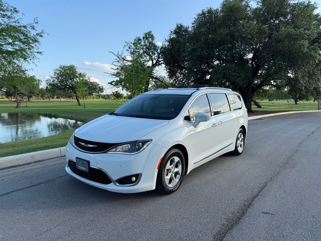 2017 Chrysler Pacifica Touring-L Plus's photo