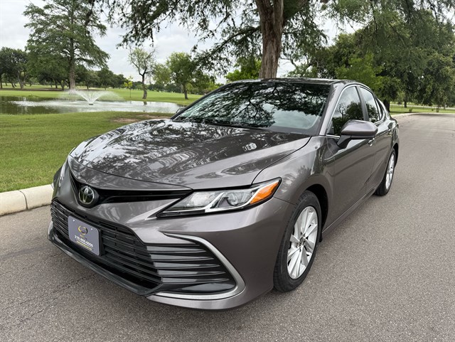 2024 Toyota Camry LE's photo