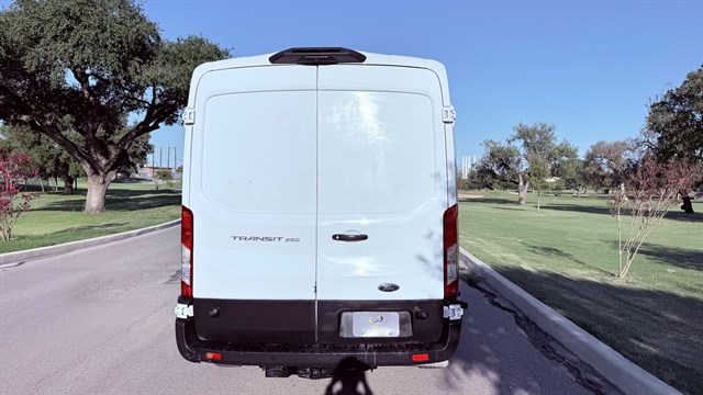 Ford Transit photo 4
