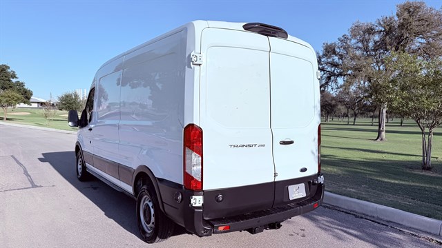 Ford Transit photo 19