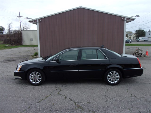 2010 Cadillac DTS Premium Collection's photo
