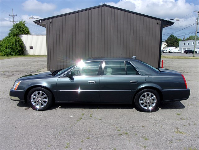 2011 Cadillac DTS Premium Collection's photo