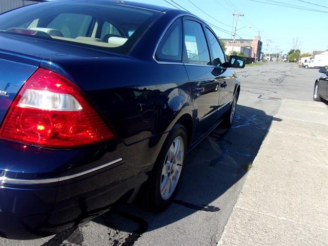 2005 Ford Five Hundred SEL - Photo 13
