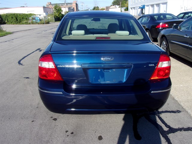 2005 Ford Five Hundred SEL - Photo 11