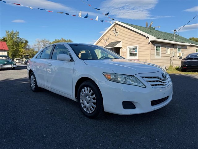 2011 Toyota Camry LE's photo