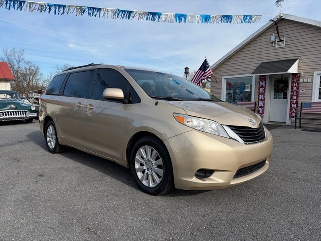 2013 Toyota Sienna LE's photo