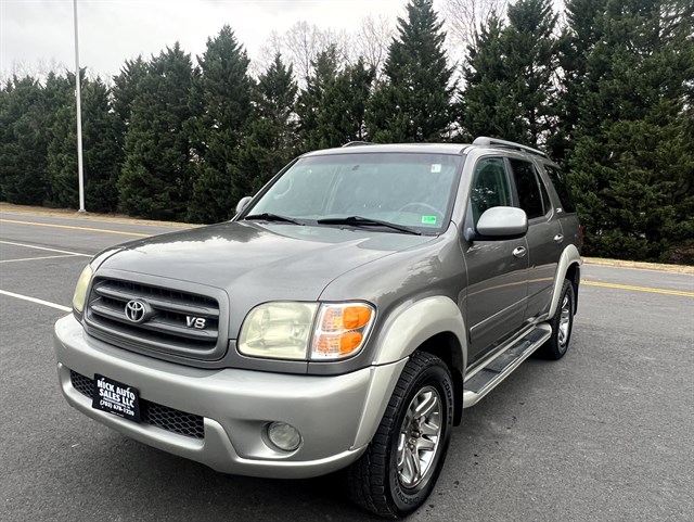 2004 Toyota Sequoia SR5's photo