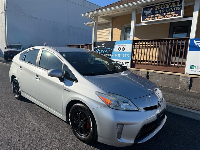 2015 Toyota Prius Two's photo