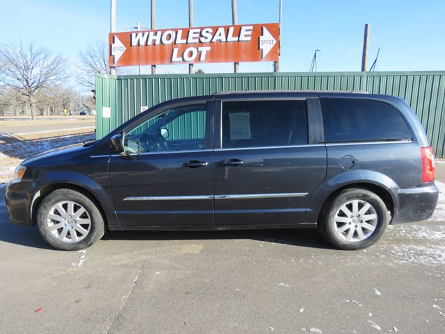 2014 Chrysler Town & Country Touring's photo
