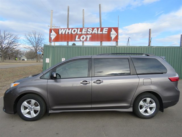 2020 Toyota Sienna LE V6's photo