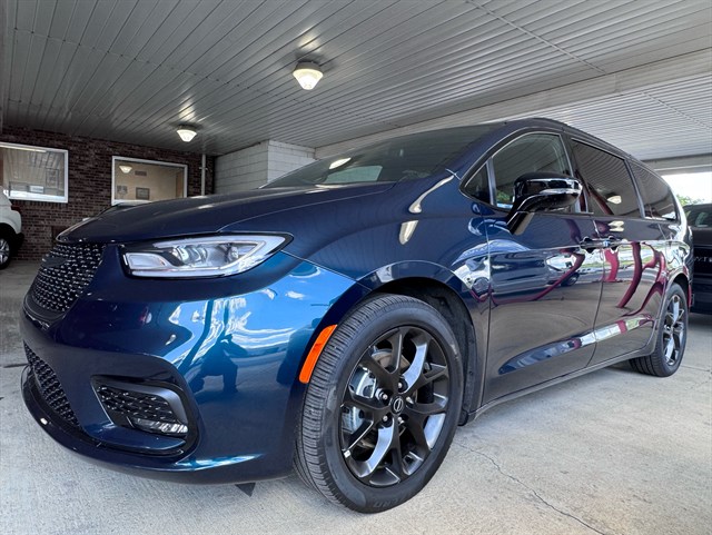 2025 Chrysler Pacifica Limited's photo