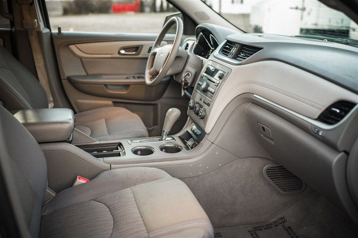 2015 Chevrolet Traverse LS photo 3