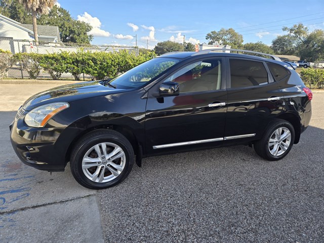 2013 Nissan Rogue SV's photo