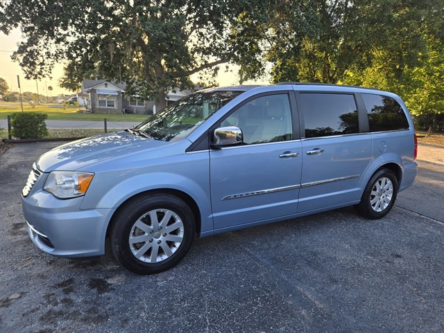 2012 Chrysler Town & Country Touring-L's photo