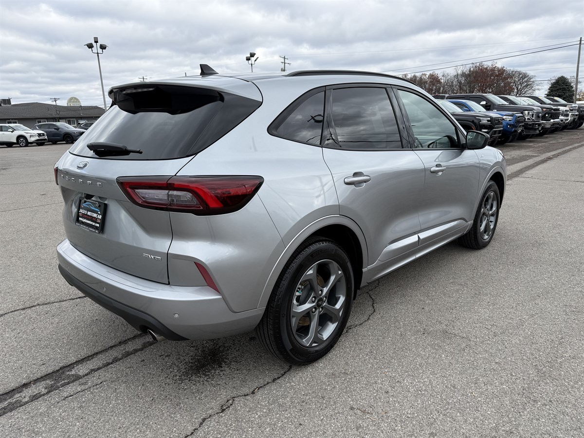 2023 Ford Escape ST-Line photo 4