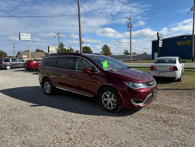 2017 Chrysler Pacifica Touring-L&#x27;s photo