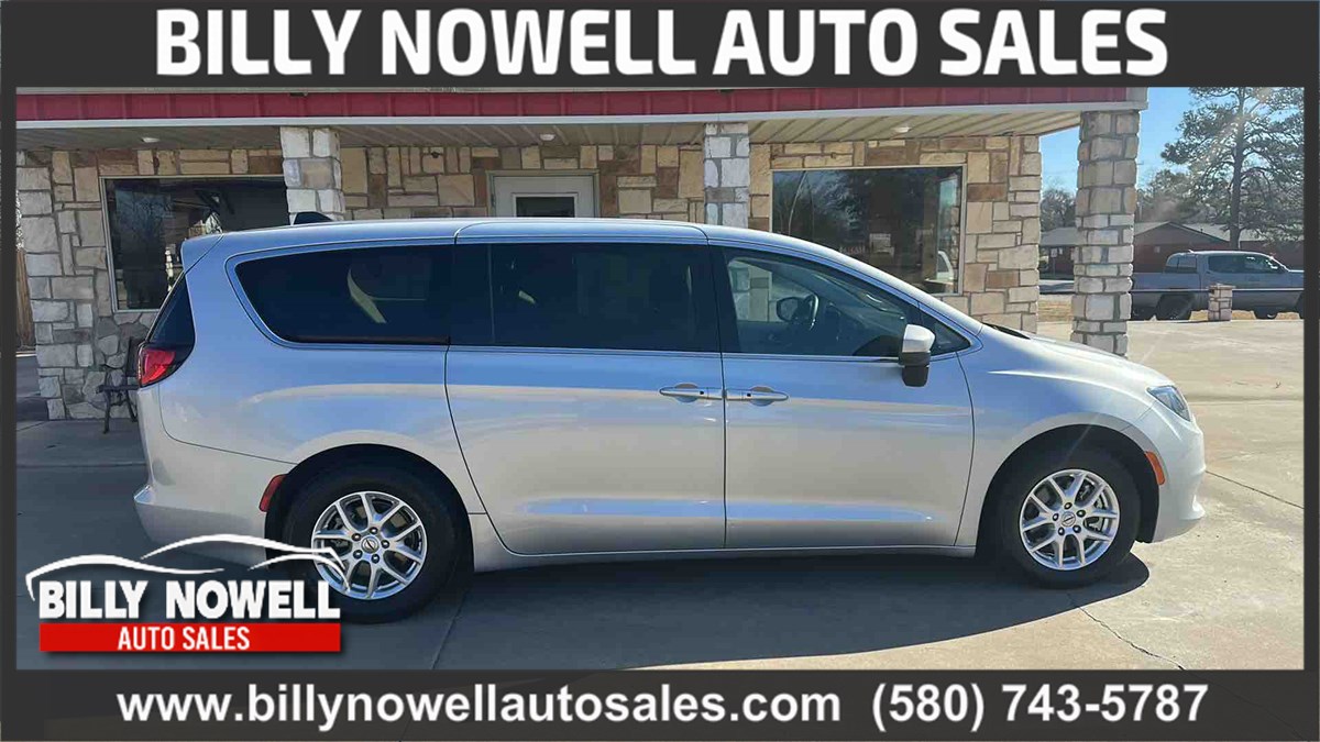 2022 Chrysler Voyager LX's photo