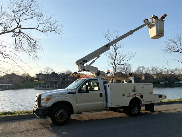 2012 Ford F-350 Super Duty Chassis Cab XL