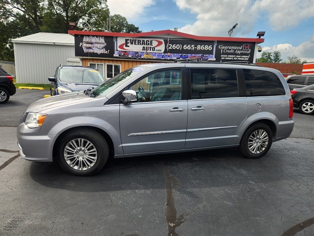 2016 Chrysler Town & Country Touring-L's photo