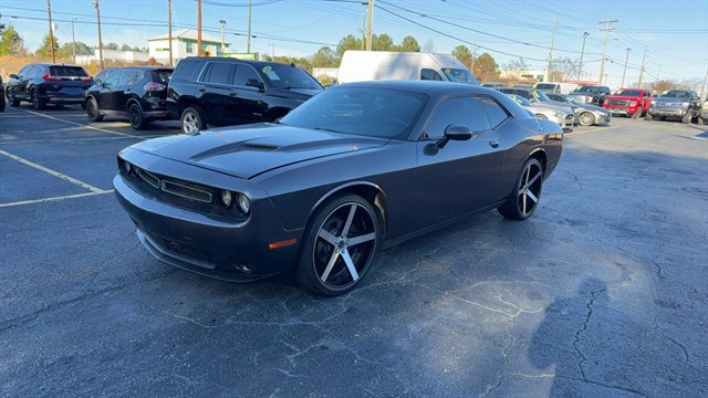 2016 Dodge Challenger SXT's photo