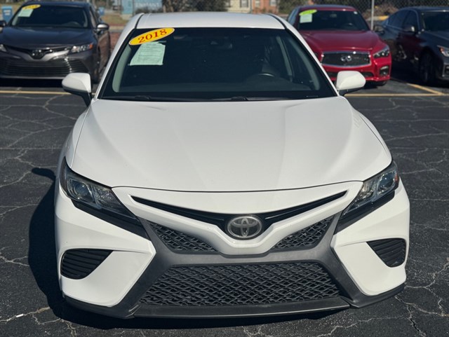 2018 Toyota Camry SE's photo