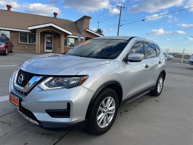 2017 Nissan Rogue S's photo