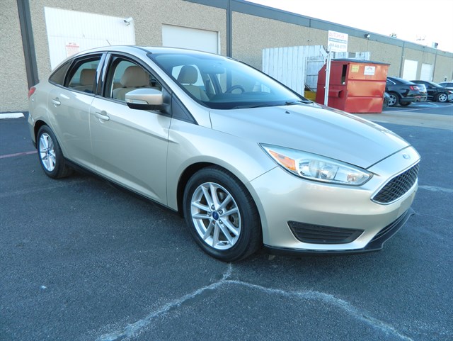 2017 Ford Focus SE's photo