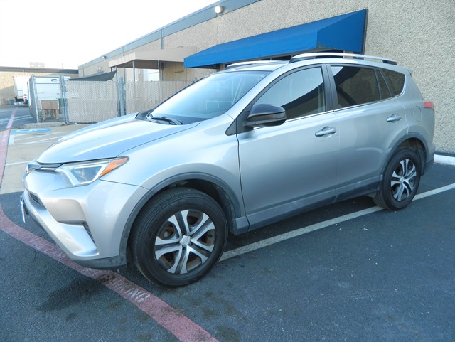 2016 Toyota RAV4 LE's photo
