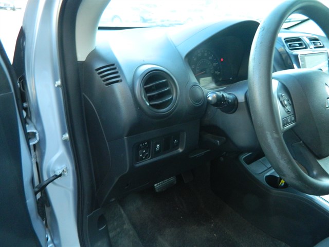 Mitsubishi Mirage G4 photo 11